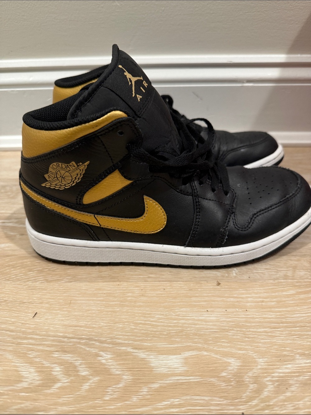 Air Jordan Mid Kids High-Top Sneakers in Black & Gold